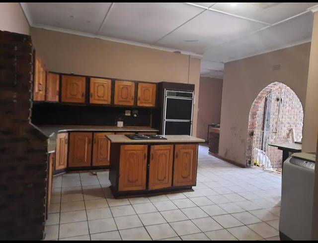 13 BEDROOM HOUSE FOR SALE IN VANDERBIJLPARK SE 7